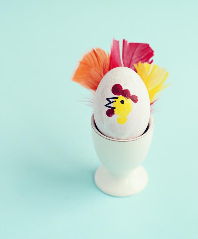 Dobry pomysł na rodzinną zabawę: wesołe jajka malowane palcami