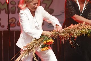 Cała na biało Maria Pakulnis szaleje z sierpem w Lubomierzu. Renata Dancewicz tym razem na spokojnie