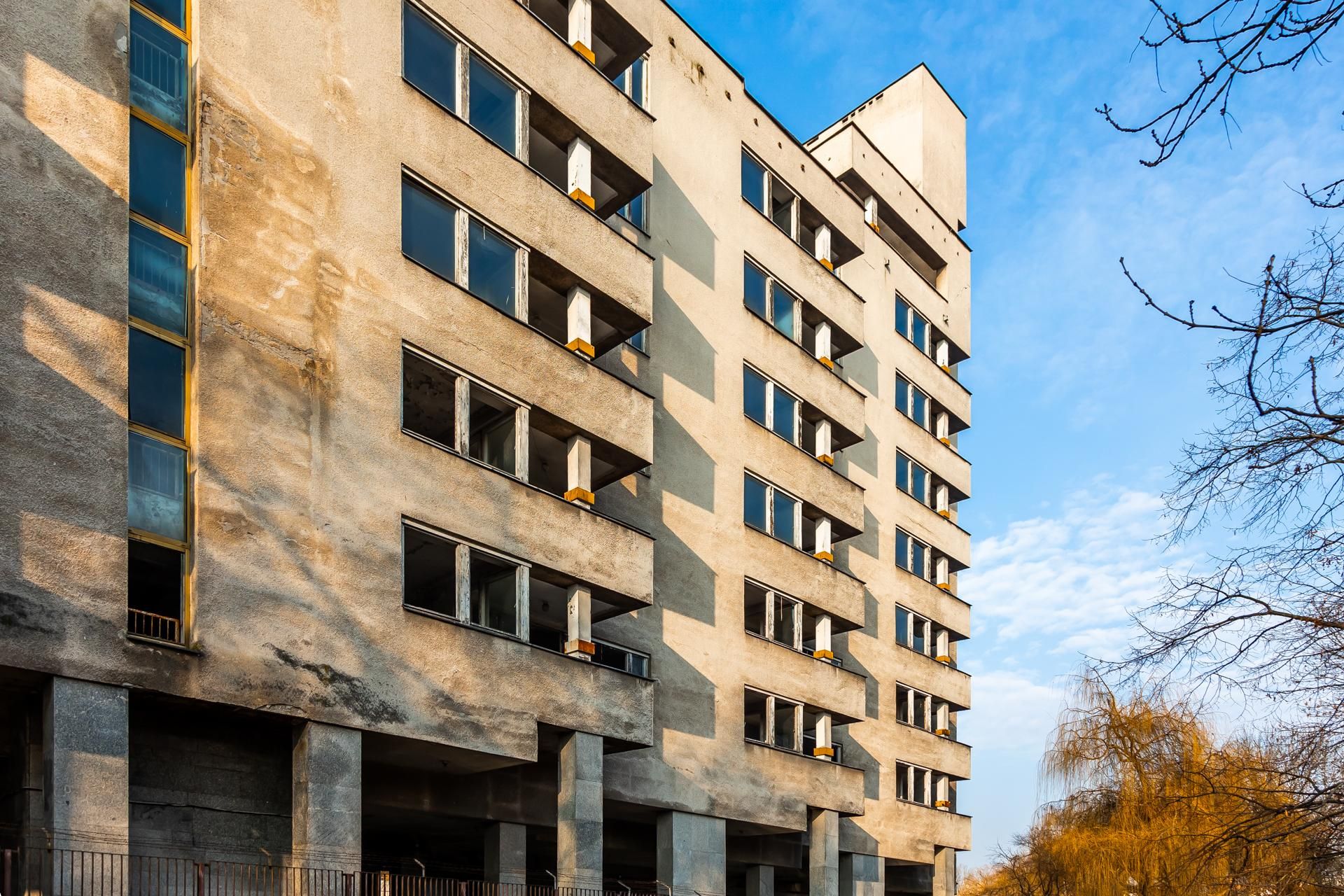 Szpiegowo, blok na Sobieskiego 100 w Warszawie