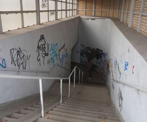 Ledwo został wyremontowany, a już zniszczony. Przejście podziemne na Zatorze znów w graffiti [ZDJĘCIA]