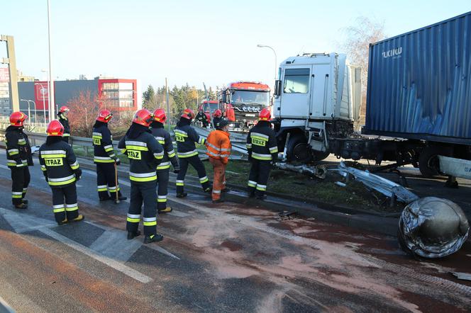 Wypadek TIRA na trasie Siekierkowskiej