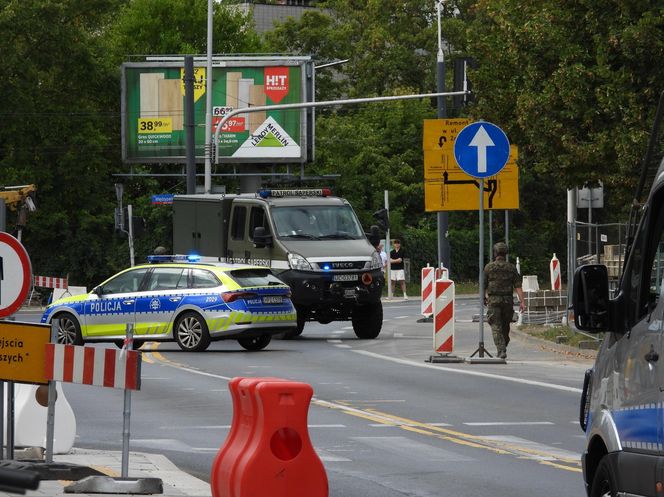 Śmiertelnie niebezpieczne znalezisko na budowie. Wstrzymany ruch pociągów i autobusów