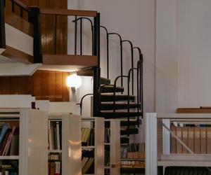 Biblioteka Uniwersytetu Opolskiego - zdjęcia. Zobacz zachowane wnętrza z lat 70.