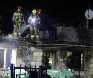 Gigantyczny pożar domku jednorodzinnego w Legionowie. 55-letni Tadeusz trafił do szpitala z poparzeniami całego ciała
