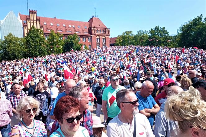 Manifestacja 4 czerwca na placu Solidarności w Szczecinie