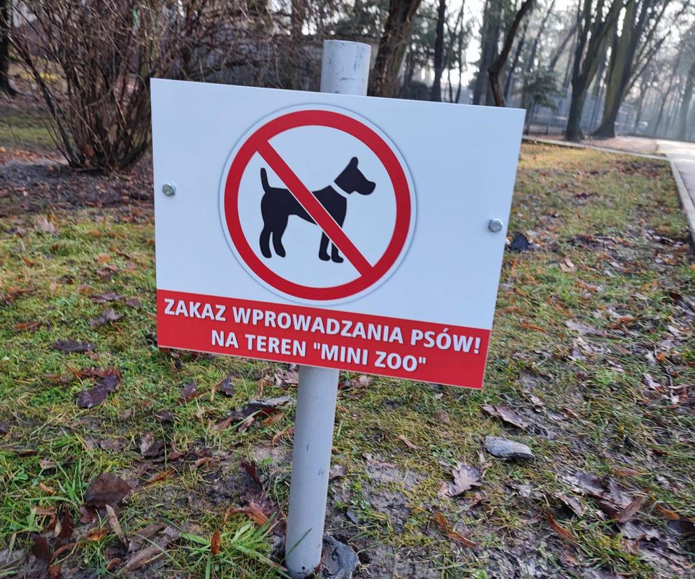 Tabliczka informująca o zakazie przyprowadzania psów na teren minizoo
