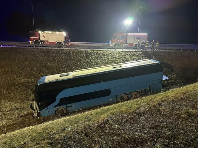 Autokar staranował barierki i spoczął w rowie. 65 pasażerów utknęło na autostradzie A4