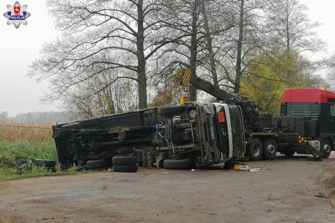 Cysterna z 19 ton paliwa przewróciła się na drodze