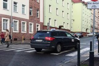 Taksówkarze jeżdżą pod prąd na ulicy Wilków Morskich