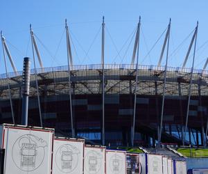 Na stadionie trwają prace nad konstrukcją sceny, na której wystąpi Taylor Swift