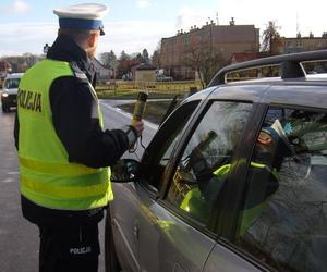 Rowerzysta walczy o życie. Policjanci podsumowali świąteczny weekend