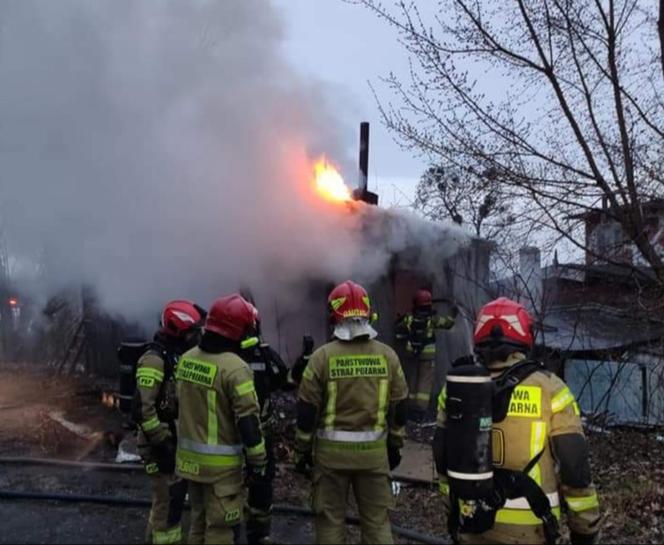 Toruń: Pożar pustostanu przy Szosie Chełmińskiej. Imponująca łuna ognia