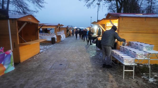 Ruszył jarmark bożonarodzeniowy nad jeziorem Ukiel w Olsztynie. Zobacz, jak wygląda! [ZDJĘCIA]