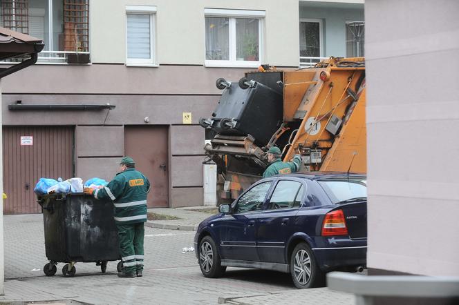 Horrendalne opłaty za śmieci w Warszawie. Powinni je odbierać spod drzwi. Nowe stawki od kwietnia 2021