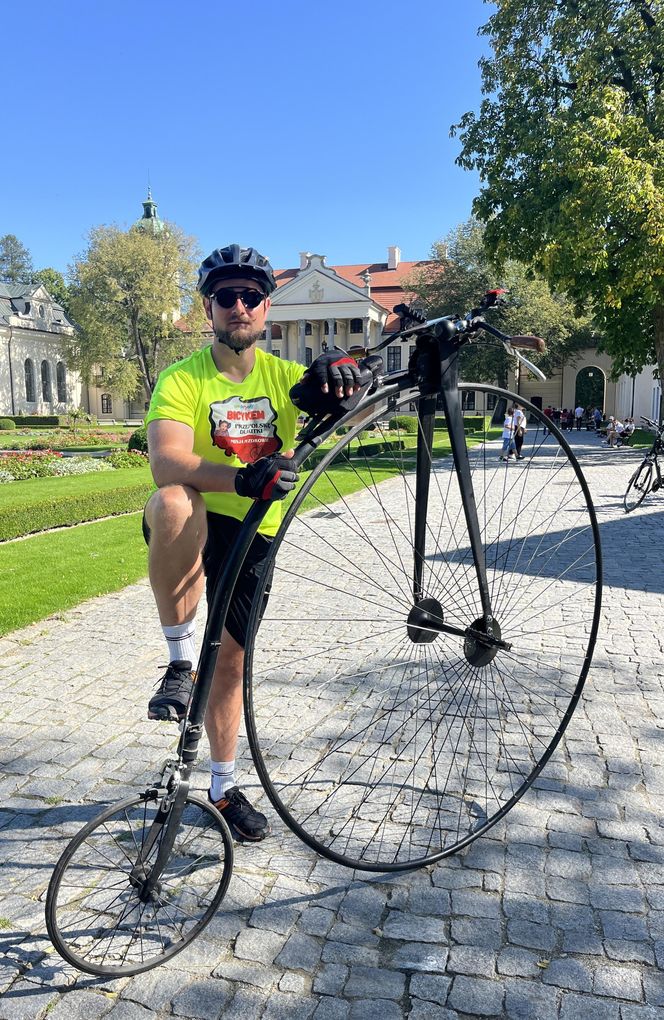 Strażak jedzie bicyklem dookoła Polski. Wszystko dla chorej córeczki
