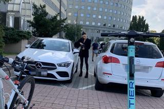 Natasza Urbańska zadaje szyku przy białym mercedesie