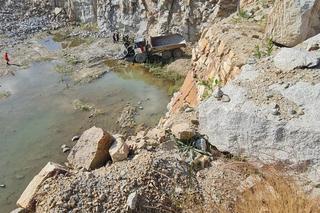 Potężne wozidło kopalniane spadło z urwiska. Chwile grozy w kamieniołomie