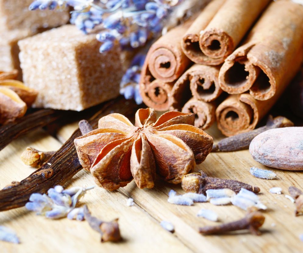 PRZYPRAWY KORZENNE: anyż, goździki, wanilia, szafran, kardamon, kurkuma, gałka muszkatołowa