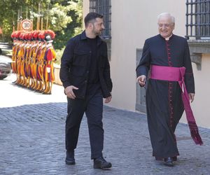 Tak Zełenski prezentuje się na salonach. Wszystkie stroje prezydenta Ukrainy