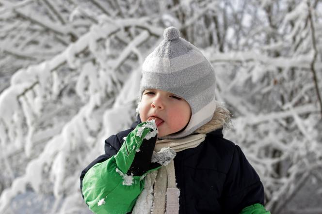 dziecko jedzące śnieg