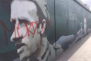 Zniszczono mural Żołnierzy Wyklętych! Napis MORDERCA na portrecie majora Łupaszki [ZDJĘCIA]