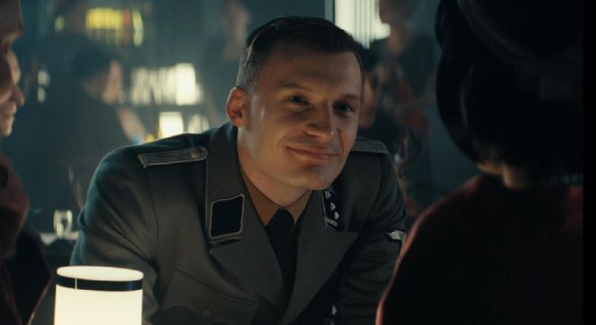 Zatoka szpiegów, odcinek 16. Engel (Michał Balicki), Lisa (Weronika Pęter)