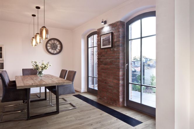 Grzejniki kanałowe - idealne rozwiązanie do jasnych przestronnych wnętrz z dużymi przeszkleniami