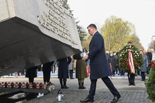 Marszałek Sejmu Szymon Hołownia podczas uroczystości przed pomnikiem Ofiar Katastrofy Smoleńskiej na Cmentarzu Wojskowym na Powązkach