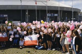 Polscy fani Ariany Grande we wzruszającym hołdzie ofiarom z Manchesteru