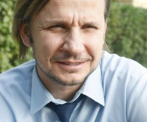 Bartłomiej Topa: Szlachcic z manią wielkości w serialu 1670, a w życiu wzór czułości i troski