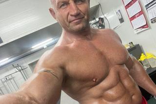 Mariusz Pudzianowski już nie krył się z tym, co robi wieczorami. Zdjęcie rozwiało wszelkie wątpliwości. Wówczas przychodzi czas na zabawę