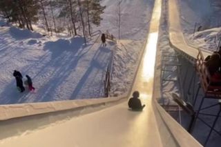 Wielka lodowa zjeżdżalnia, która rzekomo istnieje w Warszawie