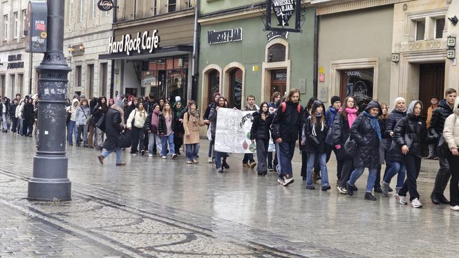 Polonez dla Fredry 2025 we Wrocławiu. Maturzyści zatańczyli na Rynku [ZDJĘCIA]