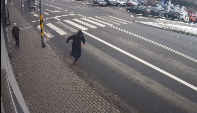 Kalisz. 49-latek oblany kwasem stracił wzrok! Policja publikuje WIDEO i prosi o pomoc