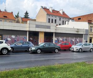 Budynek jednego z największych lumpeksów w Olsztynie do rozbiórki. Miasto szuka wykonawcy