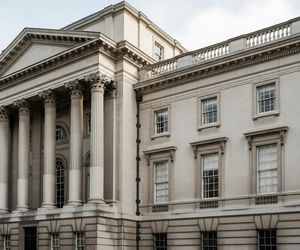 Pałac Mostowskich. Od arystokracji do policji. Jakie tajemnice kryje jeden z najważniejszych adresów Warszawy?