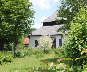 Ten dwór znajduje się w jednej z najpiękniejszych wsi w Małopolsce. Kiedyś należał do biskupów