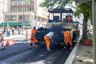 Asfaltowanie placu Zwycięstwa