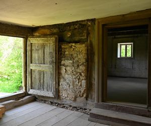 Zabytkowy dom kowala z kuźnią przechodzi remont - prace prowadzi Witold Podsiadło, spec nad spece w dziedzinie tradycyjnego budownictwa Dolnego Śląska.