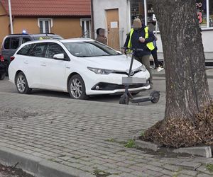 Nastolatki uderzyły w drzwi.