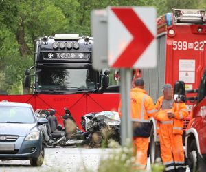 Samochód ciężarowy zderzył się z osobowym autem. Cztery osoby zginęły. Droga zablokowana