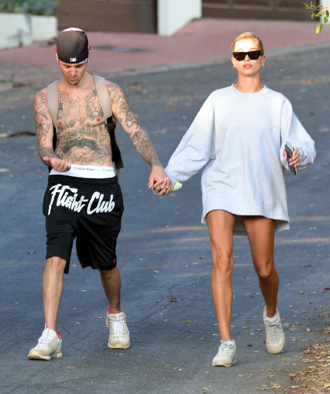Justin Bieber i Hailey Bieber na spacerze