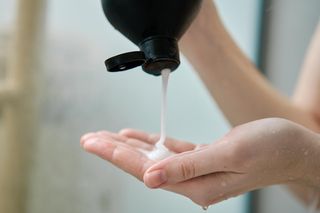 Wpuść 1 kroplę do odżywki i nałóż na włosy. Po spłukaniu wodą efekt tafli gwarantowany. Pasma będą gładkie i nawilżone. Domowy sposób na gładkie włosy