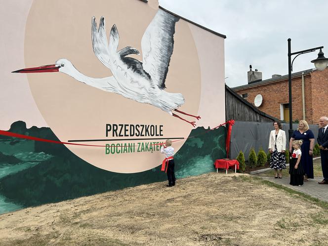 Pierwszy w Zagórowie bociani mural w Bocianim Zakątku