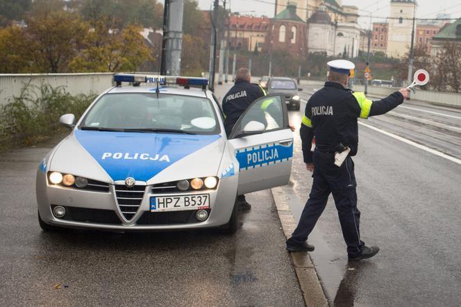 Policjant bez prawa jazdy jeździł radiowozem i karał kierowców