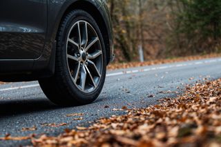 Ten „oponowy mit” powtarza wielu kierowców. Skutki mogą być jednak odwrotne, niż przypuszczasz