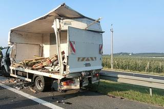 Potworny wypadek pod Białobrzegami! 55-latek zjechał nas pas awaryjny, ale zmiażdżyła go ciężarówka [ZDJĘCIA]