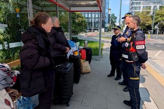 Ukrainki koczują na przystanku w Warszawie