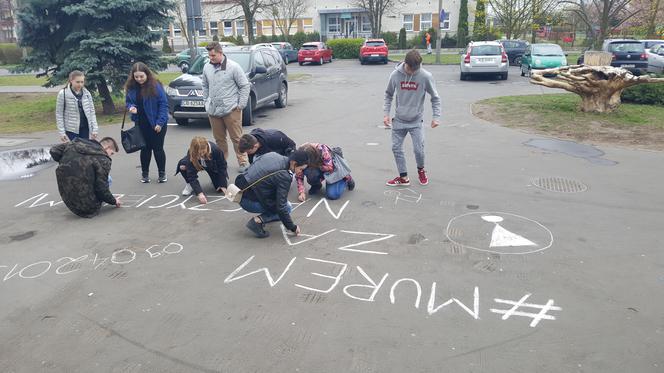 Murem za nauczycielami. Bydgoscy uczniowie wspierają belfrów w ich strajku! [ZDJĘCIA]