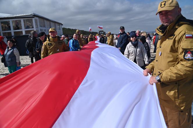 Najdłuższa flaga narodowa w Polsce mierzy ponad 2 km 700 metrów. To nowy rekord Polski!